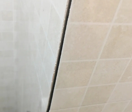 钢城瓷砖空鼓维修公司分享阳台瓷砖脱落的修复过程可以分为以下几个步骤