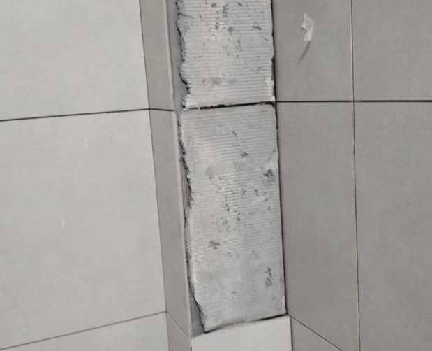 钢城瓷砖空鼓维修公司分享下瓷砖施工前基层浇水润湿程度不足，可能导致以下问题