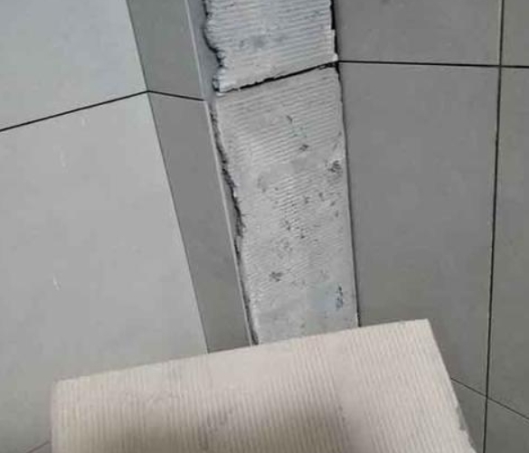 钢城瓷砖空鼓维修公司分享下厨房瓷砖脱落的补救措施。